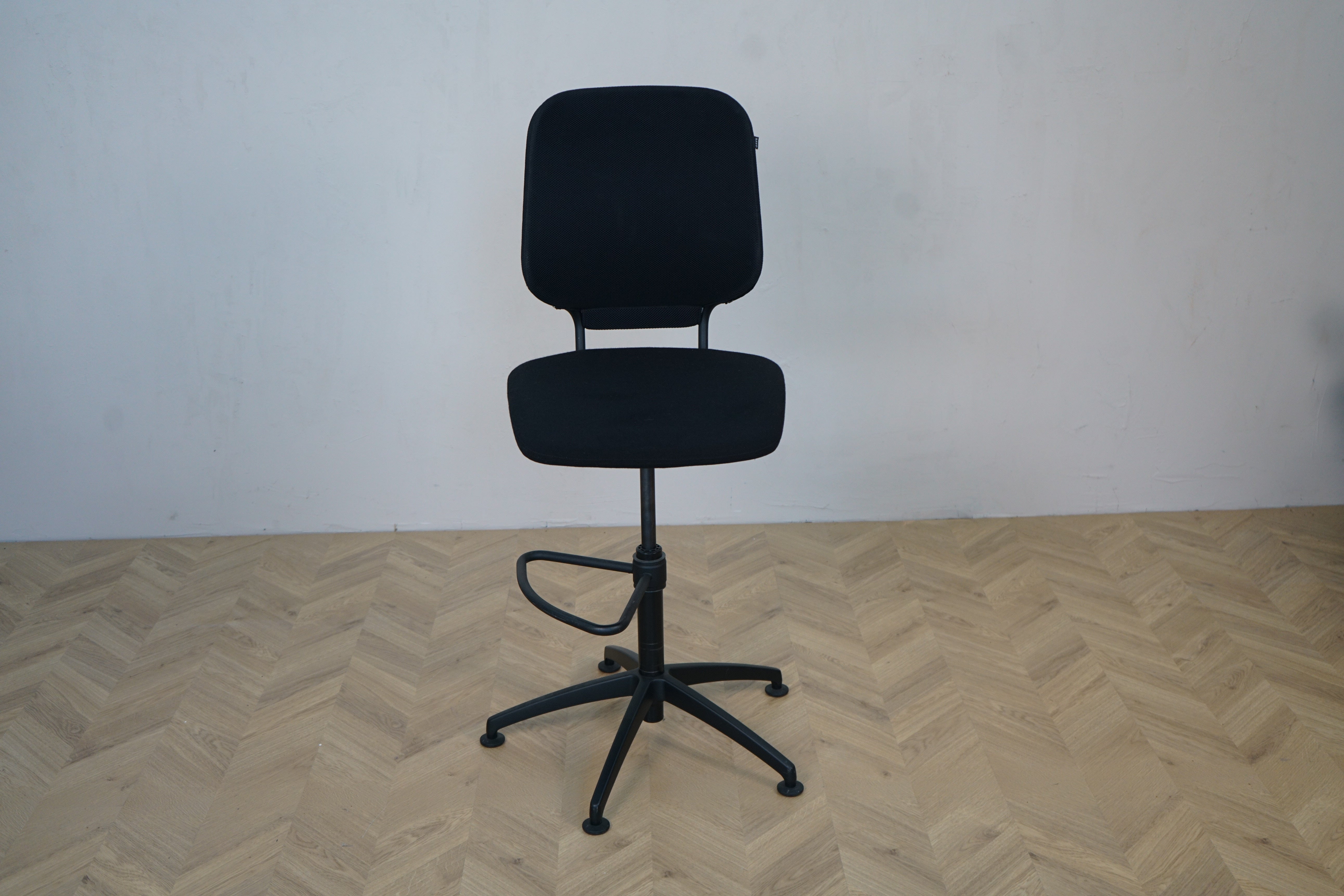 Savo arbejdsstol i sort – høj ergonomisk kontorstol med fodstøtte, frontbillede